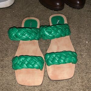 GUESS Raign Puffy Woven Flat Sandals. Size  8Medium Green.